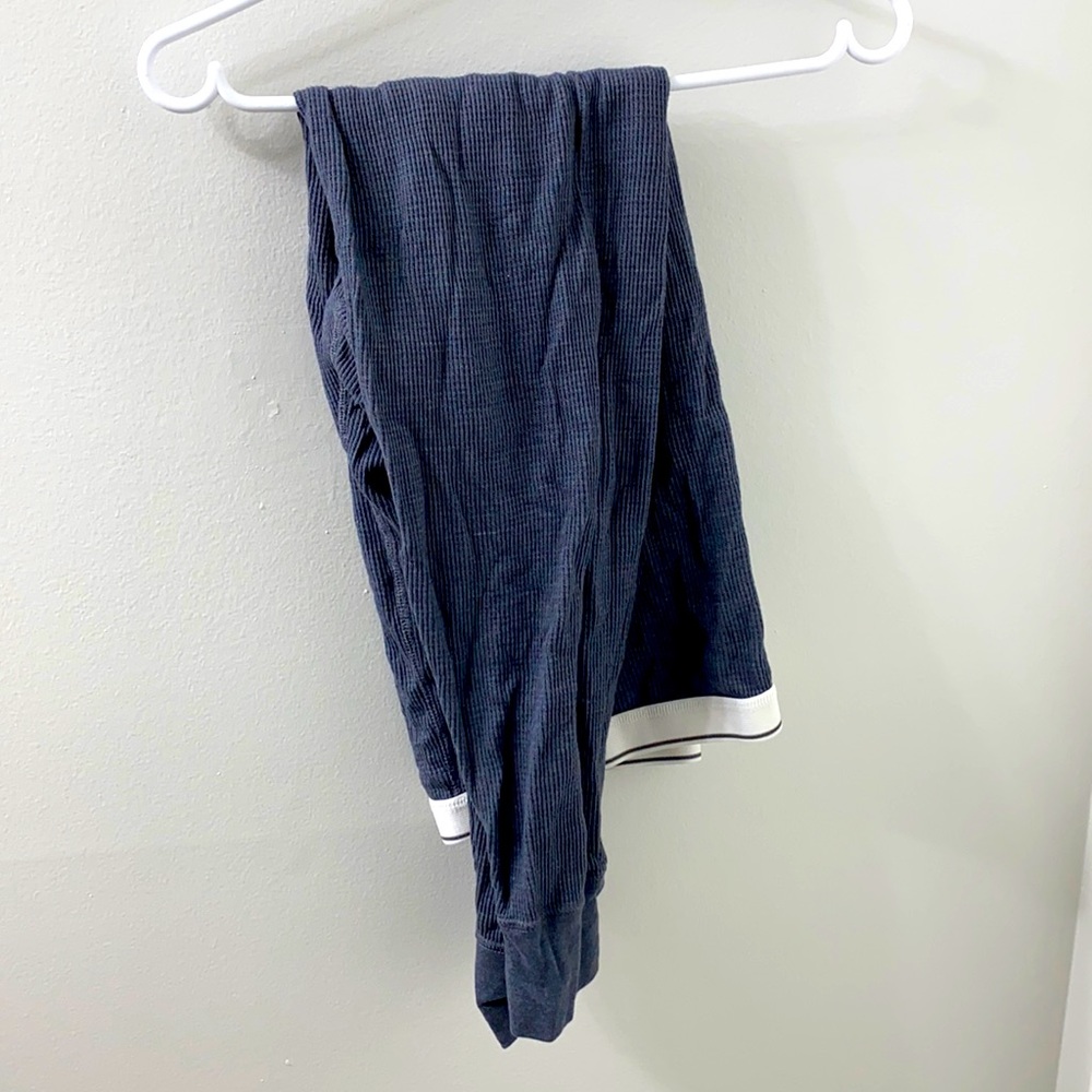 I am selling men’s long underwear.